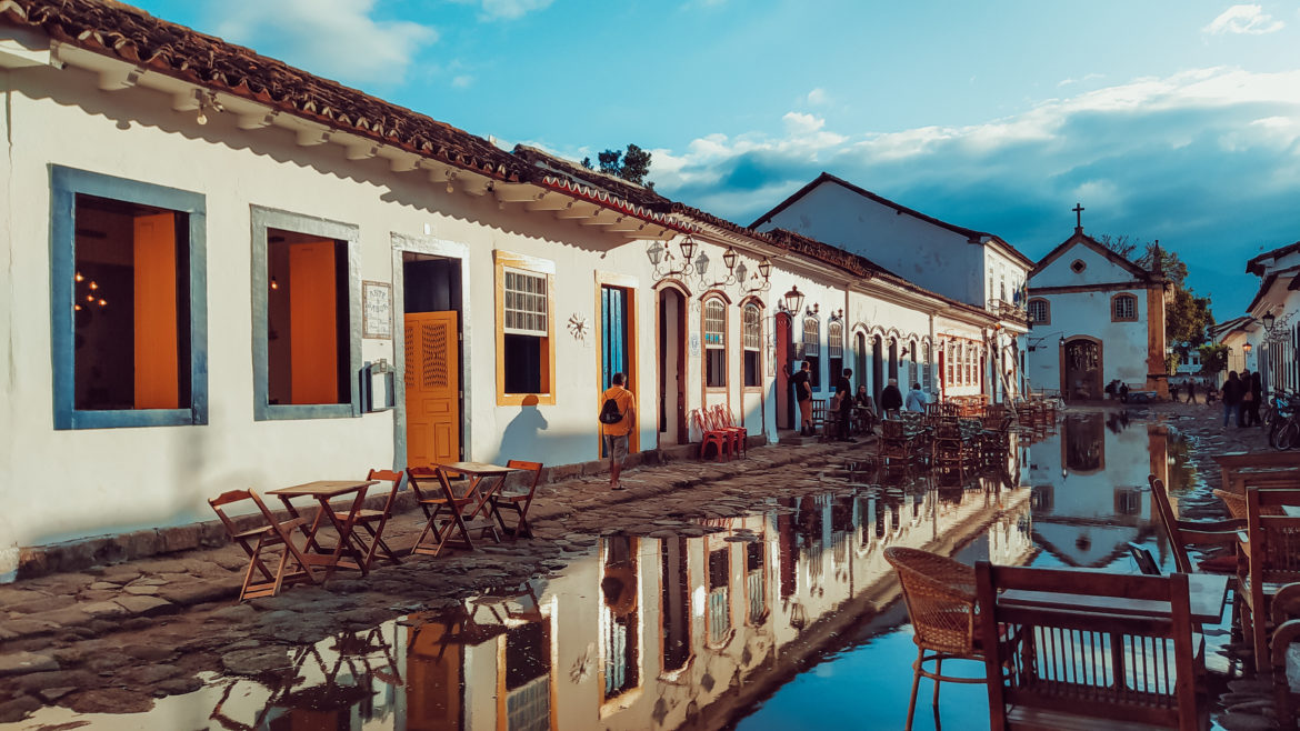 centro de paraty com a maré alta na rua dos restaurantes