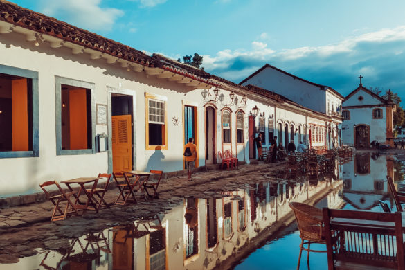 centro de paraty com a maré alta na rua dos restaurantes